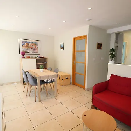 2 Pieces Rdc Avec Terrasse, Climatisation Et Parking Proche Et Commerces - Fr-1-307-127 * Le Grau-du-Roi