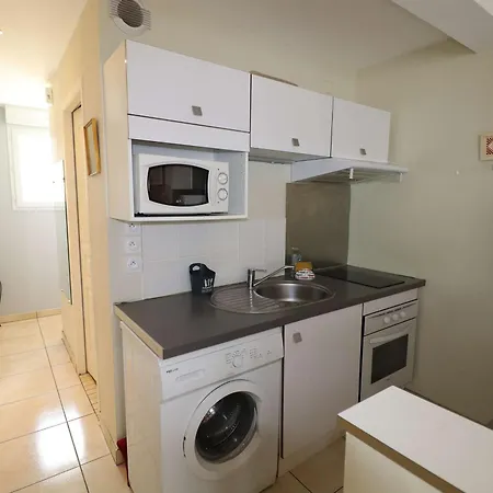 2 Pieces Rdc Avec Terrasse, Climatisation Et Parking Proche Et Commerces - Fr-1-307-127 * Le Grau-du-Roi