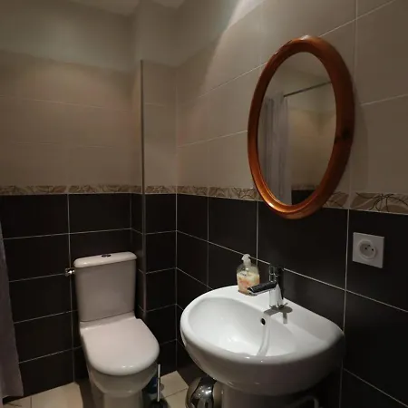 2 Pieces Rdc Avec Terrasse, Climatisation Et Parking Proche Et Commerces - Fr-1-307-127 Apartment