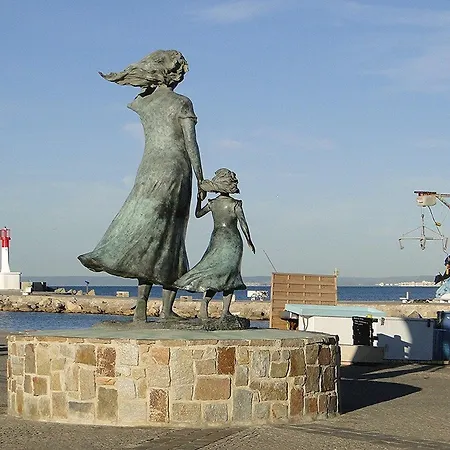 2 Pieces Rdc Avec Terrasse, Climatisation Et Parking Proche Et Commerces - Fr-1-307-127 * Le Grau-du-Roi